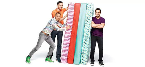 Airbnb 公司的三位創(chuàng)始人，以及他們最早的 Airbed