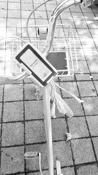 車把中間有手機充電支架，下方連接著3根充電線。