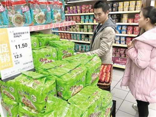 市民在超市內(nèi)購買方便面。