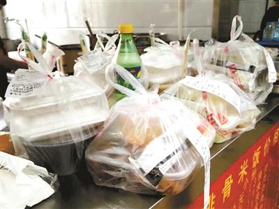 一餐館的“飯口”時(shí)段，等待“出發(fā)”的外賣(mài)擺滿(mǎn)案臺(tái)