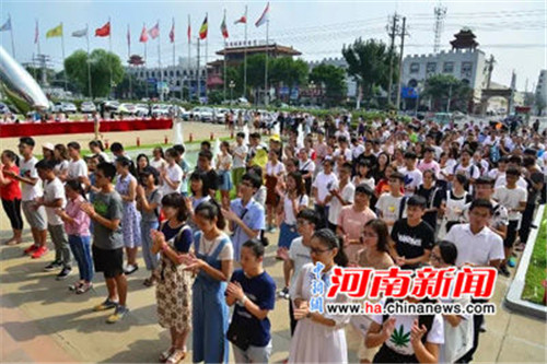 此次儀式中，雙匯集團(tuán)漯河總部共有210名員成為第一批“金秋獎學(xué)”的獲得者。