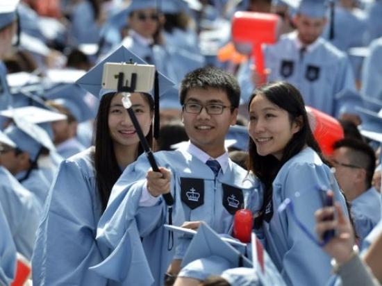 2015年5月20日，幾名中國留學(xué)生在美國哥倫比亞大學(xué)第261屆畢業(yè)典禮上自拍。約15000名畢業(yè)生參加了當(dāng)天的儀式，其中包括近600名中國學(xué)生。新華社記者王雷攝