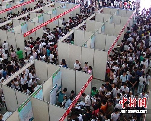 圖為招聘會現(xiàn)場人山人海的求職者。中新社發(fā) 付美斌 攝