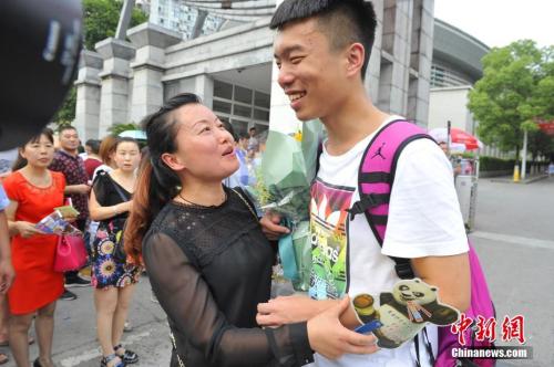 資料圖：家長給考生送上鮮花。王康明 攝