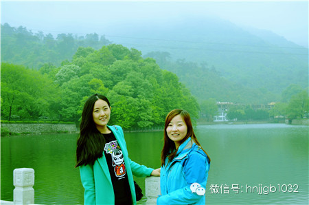 奧斯卡汽車影城的美女和這個(gè)風(fēng)景融入的真好啊，有木有？！