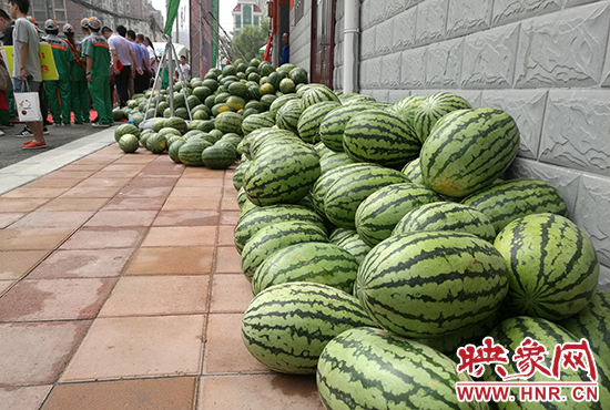 經(jīng)濟廣播工作人員和愛心企業(yè)給正在忙碌的環(huán)衛(wèi)工人、交警等送去一萬六千多斤西瓜和近百提礦泉水。