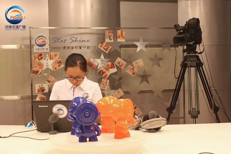 還是抽獎的姑娘比較認(rèn)真！為保證抽獎的公平公正，映象網(wǎng)進(jìn)行了全程視頻直播。