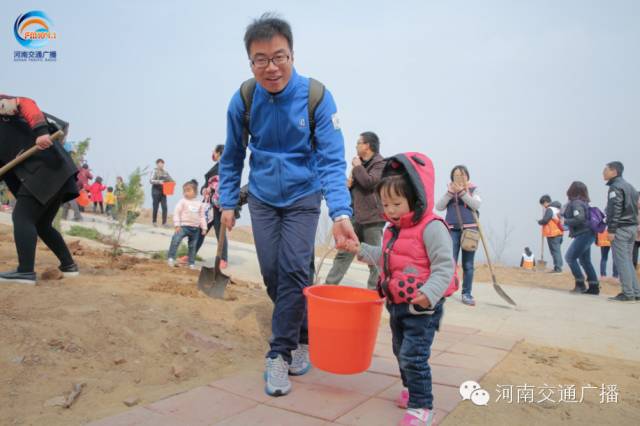 爸比爸比，你會(huì)種小樹(shù)嗎？我來(lái)教你吧~