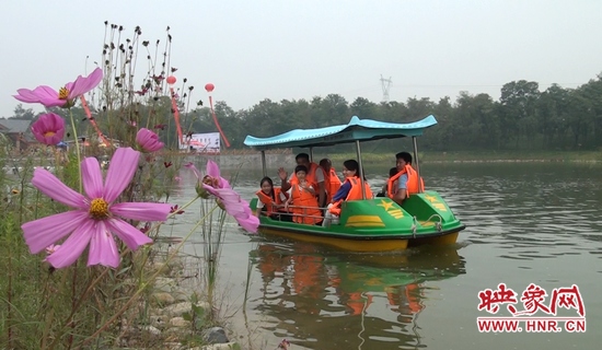 在水云間乘船游園，愜意無(wú)限