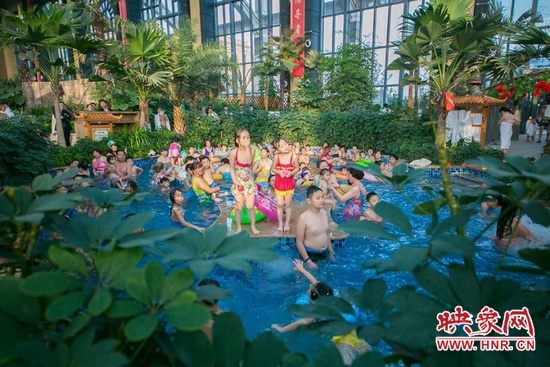 又開始過夏天的孩子們，在溫潤的泉水里放任天性。