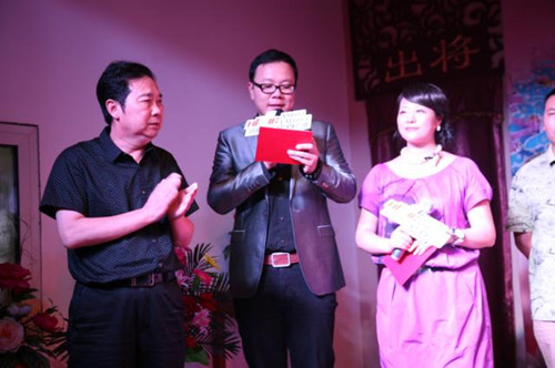 中國(guó)戲劇家協(xié)會(huì)副主席、省戲劇家協(xié)會(huì)主席、《周迪有戲》節(jié)目藝術(shù)總監(jiān)李樹建（左1）為月冠軍頒獎(jiǎng)