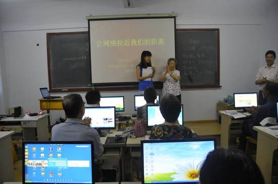 擁有18萬粉絲的網(wǎng)絡(luò)紅人、78歲的QQ奶奶張秀麗也來到網(wǎng)絡(luò)課堂