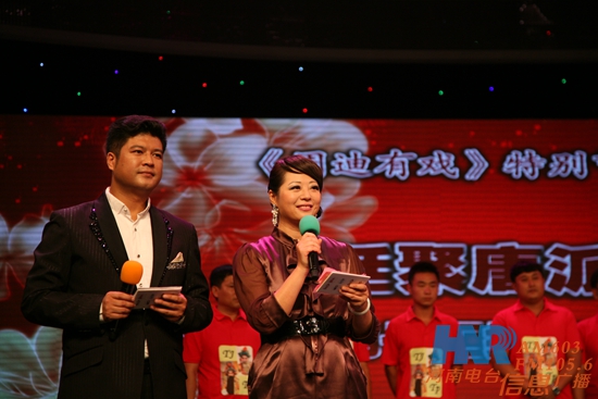 《周迪有戲》主持人周迪、鄭州電視臺文體頻道主持人劉冰（左）