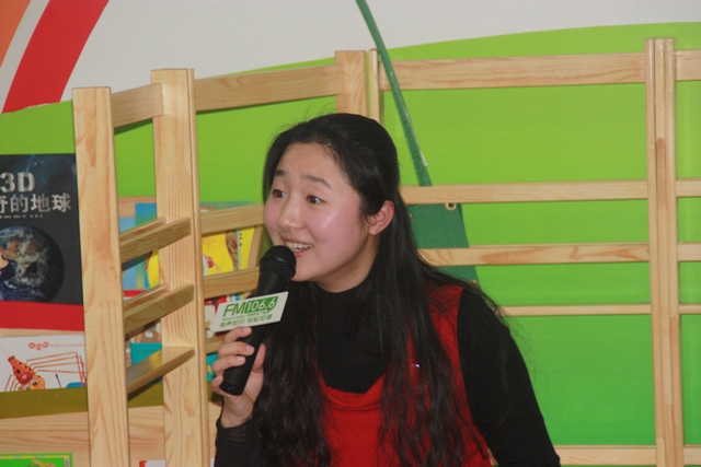 女主播“卷卷貓”親臨現(xiàn)場，繪聲繪色為孩子們講故事
