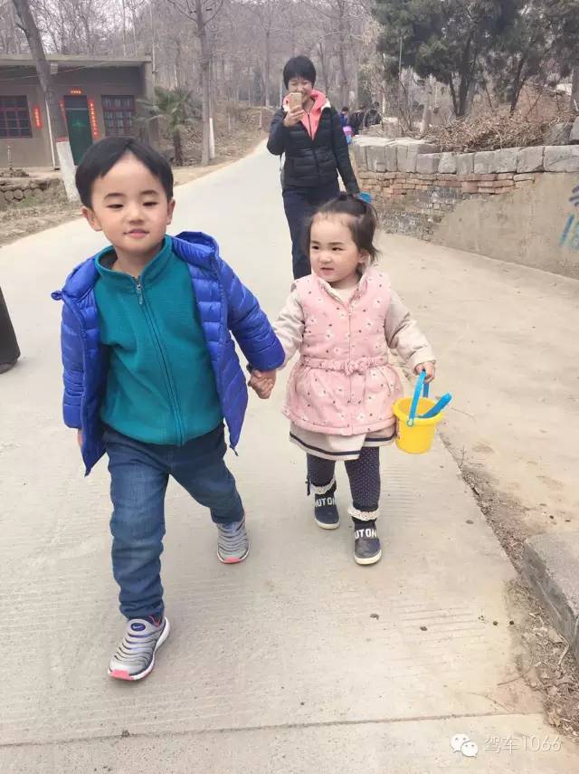 哥哥帶著妹妹跑著去植樹(shù)！