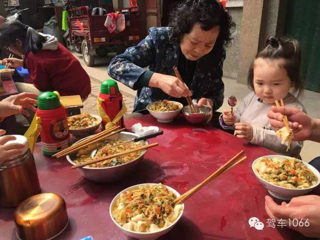 據(jù)說(shuō)手搟面和柴雞蛋更配哦！
