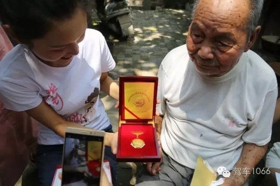 老兵聽不到我們在說什么，今年98了。