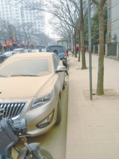 馬路灰頭土臉，停在路邊的車也蒙塵。