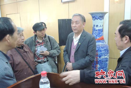講座結(jié)束后，聽眾向戚建莊提問。
