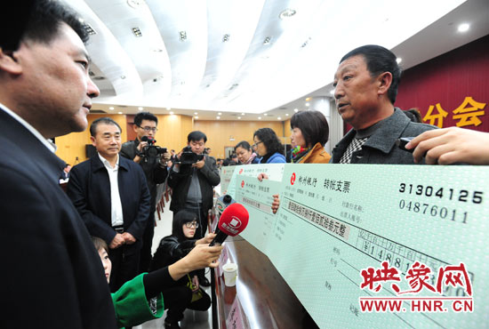 最高人民法院執(zhí)行局局長(zhǎng)劉貴祥、河南省高級(jí)人民法院院長(zhǎng)張立勇親手為申請(qǐng)執(zhí)行人員發(fā)放執(zhí)行款