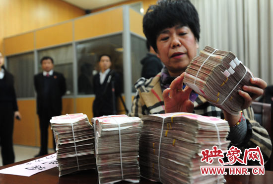 當(dāng)天共發(fā)放執(zhí)行款4110萬(wàn)元。其中，支票4018萬(wàn)元，現(xiàn)金92萬(wàn)元。