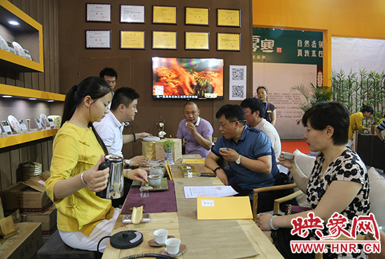 不少鄭州市民前來(lái)免費(fèi)品嘗各類名茶