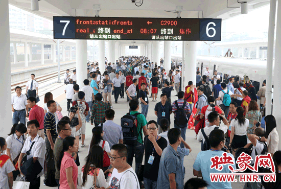 自6月25日鄭焦城際鐵路開通以來，客流量遠遠超出預期。