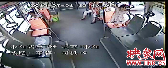 家長放任小孩在車廂內(nèi)玩耍，甚至站到座椅上。