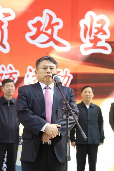 省委宣傳部副部長、省新聞出版廣電局局長朱夏炎宣布《打贏脫貧攻堅(jiān)戰(zhàn)》大型采訪活動正式啟動。