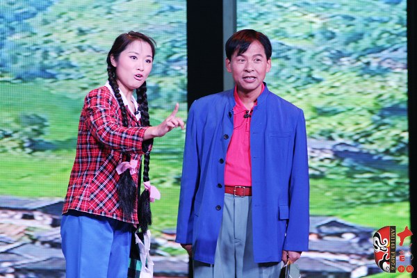 第二場，河南省豫劇三團優(yōu)秀演員劉海功（右）飾栓保，安陽市票友景永芳（左）飾銀環(huán)