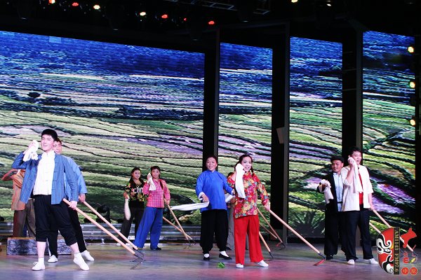 群眾勞動場面，劇中演員包含票友、專業(yè)演員、戲迷