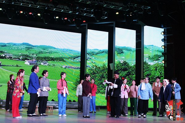 眾鄉(xiāng)親場面——包含河南電臺戲曲廣播主持人，專業(yè)戲曲演員、戲曲票友，河南電臺戲曲廣播聽眾
