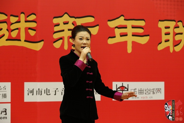 戲曲廣播主持人王唯、曉琴、丁蘭、李鋮及鄭州市曲劇團(tuán)優(yōu)秀演員張娜共同表演的小品《賣(mài)鞋》