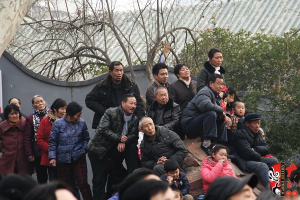 人民公園演出現(xiàn)場(chǎng)擠滿了觀眾，圖為觀眾爬上假山山頭