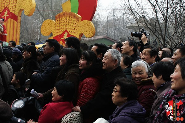 人民公園現(xiàn)場(chǎng)人頭攢動(dòng)，其他媒體記者不得不舉起相機(jī)拍照