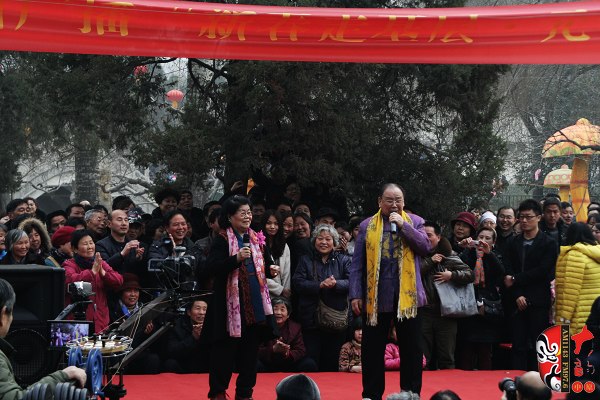 著名豫劇表演藝術(shù)家楊華瑞（左）、王善樸（右）合唱歌曲《天不下雨天不刮風(fēng)天上有太陽(yáng)》