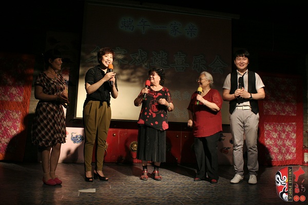 戲曲廣播總監(jiān)木子、豫劇表演藝術(shù)家楊華瑞、高潔、戲曲廣播當(dāng)家小生月陽、票友張華合作表演《朝陽溝》選段