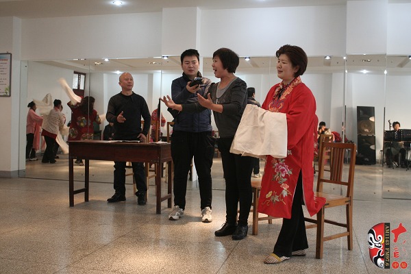 著名戲曲節(jié)目主持人、河南電臺戲曲廣播當(dāng)家小生月陽錄制現(xiàn)場花絮
