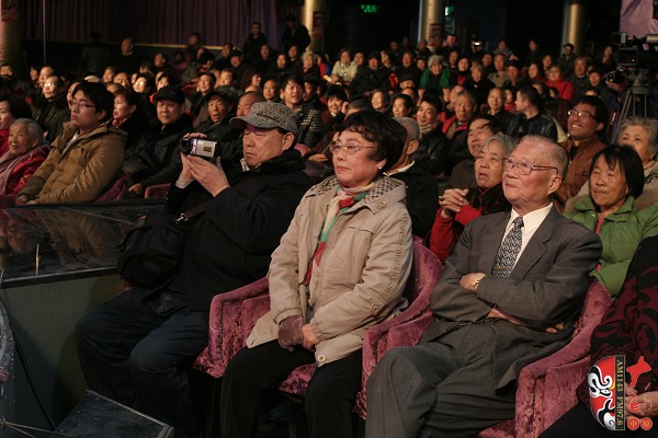 著名豫劇表演藝術(shù)家張?jiān)聵s(中)、臺(tái)灣知名學(xué)者趙明普(右)