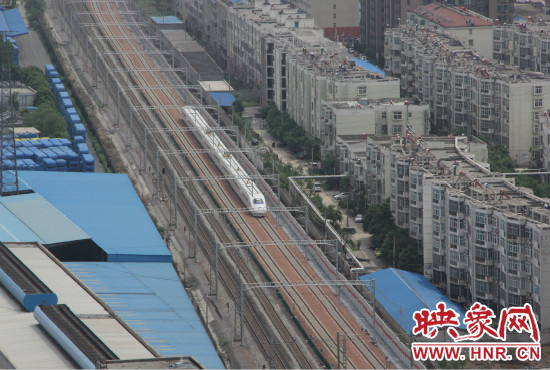 4日上午8點(diǎn)10分，隨著一聲汽笛長(zhǎng)鳴，一列“子彈頭”列車(chē)緩緩駛出鄭州車(chē)站。
