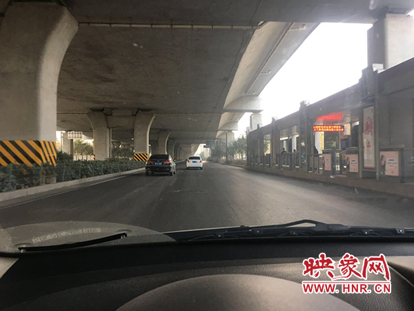 限行首日，三環(huán)橋上橋下，車輛不多，交通狀況良好。