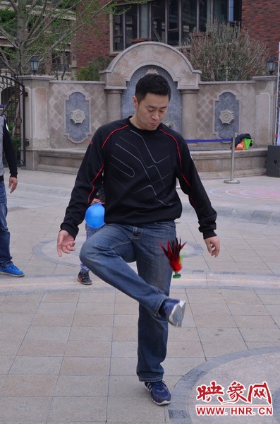 說是比賽，其實(shí)就是活力的釋放，就是開心的海洋，丟沙包、踢毽子、三人四足、滾鐵環(huán)等項目