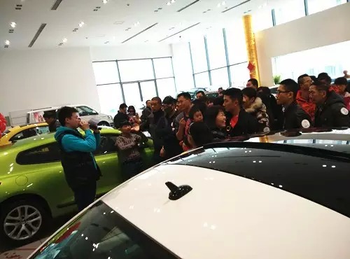 現(xiàn)場活動(dòng)由私家車廣播《999車生活》主播飛揚(yáng)、佳雨主持，新年呵護(hù)，溫暖你一路。