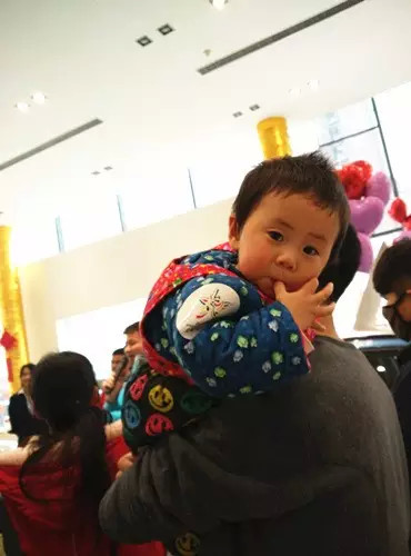 小朋友雖然你骨骼清奇，但是米、油你照樣拎不動(dòng)啊，還是乖乖的油卡拿好吧。