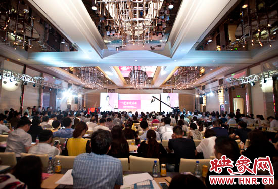 5月28日，一場(chǎng)河南企業(yè)家的盛會(huì)在鄭州舉辦，群象島2015夏季峰會(huì)以?shī)^斗者為本致敬奮斗者。