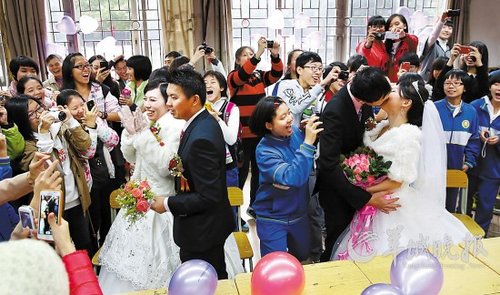 10對老師新人在校園里舉行集體婚禮，在教室里接新娘、拜堂