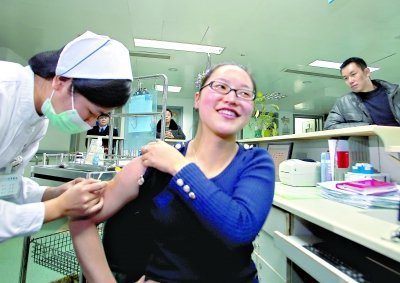 昨日，向雪敏在同濟(jì)醫(yī)院血液科病房打動(dòng)員劑，丈夫陳武右在身后注視著妻子 記者傅克強(qiáng)