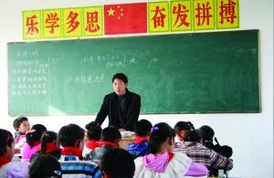 張從友先把妻子帶到學(xué)校，然后會準(zhǔn)時(shí)為學(xué)生們上課