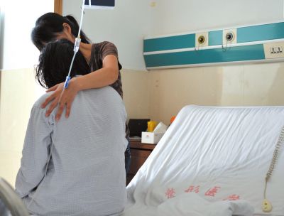 由于前天進(jìn)行了面部修復(fù)手術(shù)，俞燕身體不適，父母24小時(shí)陪在她的身邊