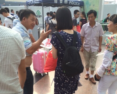 女大學(xué)生一出站，黑車的拉客仔就圍上招攬
